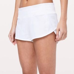 lulu lemon white speed up shorts 2.5